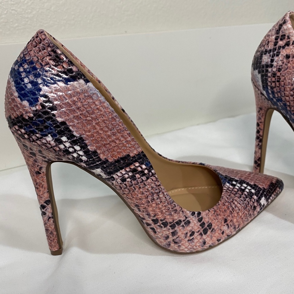 Pink snakeskin pumps